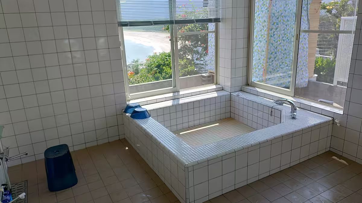 窓から自然光が差し込む広い浴室