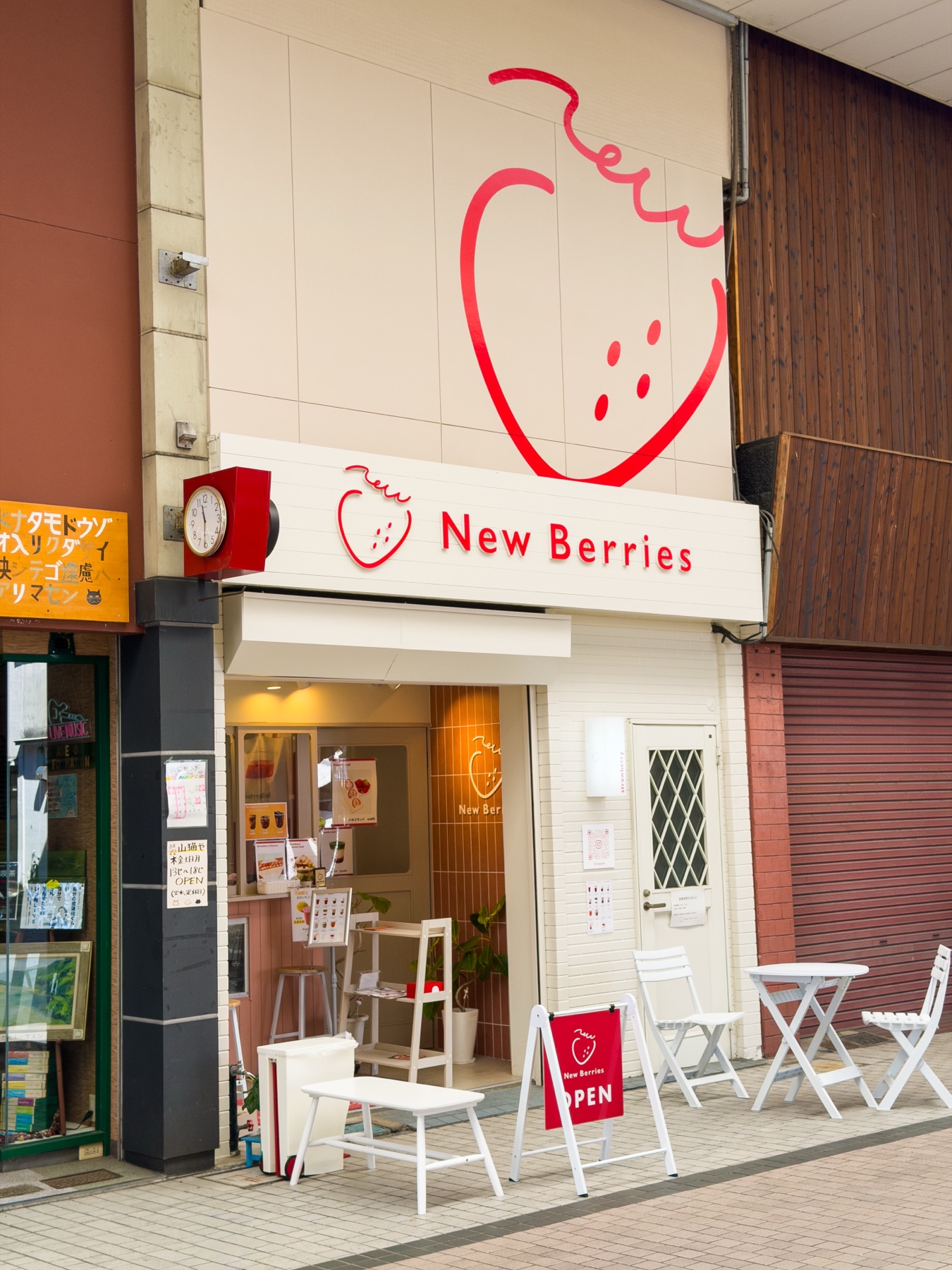 大きないちごのサインと白いテーブルが目印の、天神橋商店街のNew Berries店舗